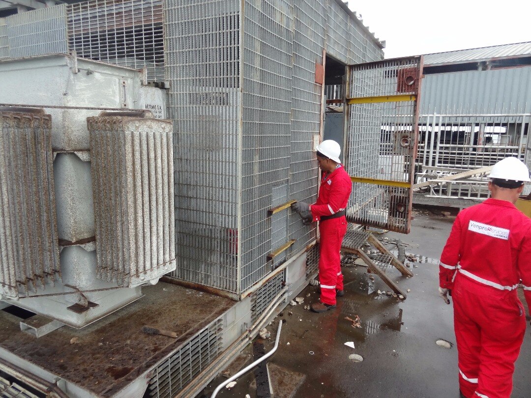 Técnicos de Venpro Services instalando switchgear