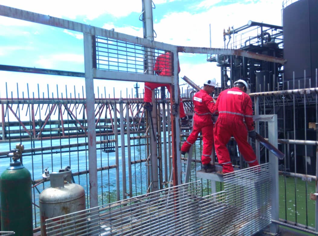 Equipo de ingeniería de Venpro Services trabajando en oficina