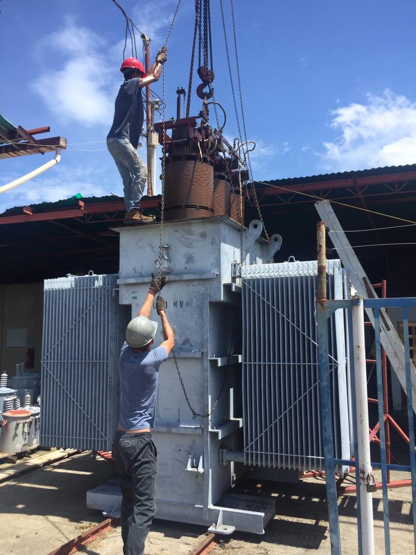 Personal de Venpro Services en trabajos de estructura sobre el lago